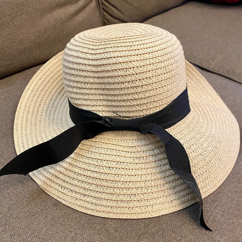 Women’s straw sunhat with black ribbon